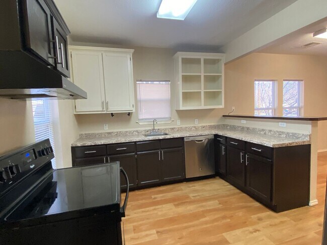 Building Photo - 3 BEDROOM, NEAR SCOTT AND WHITE