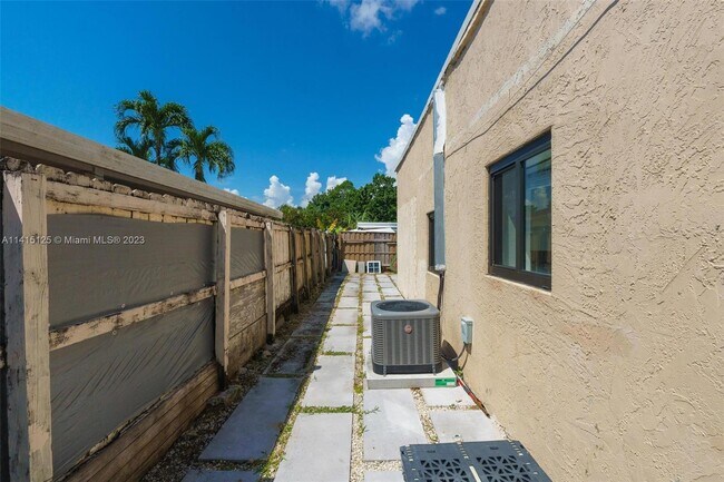 Building Photo - 3010 SW 25th St