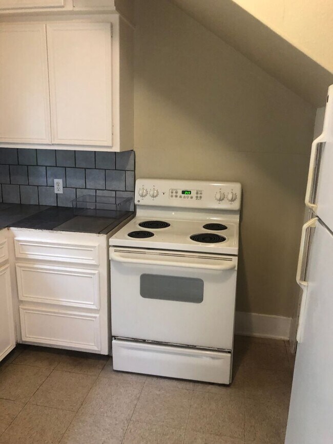 Building Photo - Charming Uptown Duplex in the Heart of Dow...