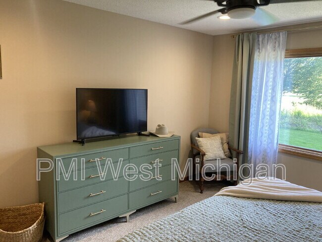 Building Photo - 1054 Fairfield Dr