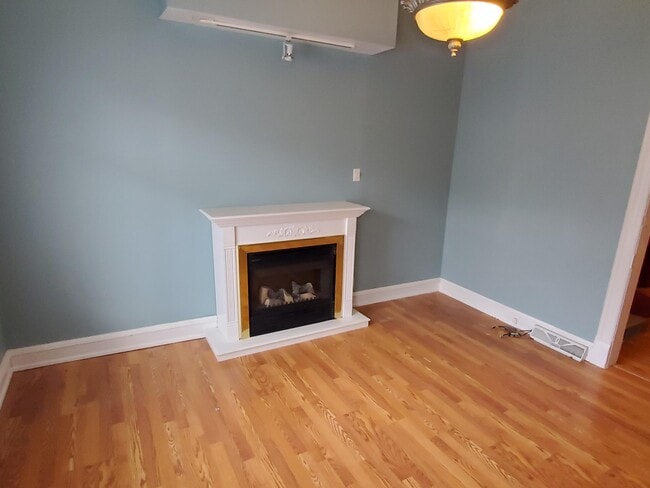 Building Photo - 2054 N Cambridge Ave