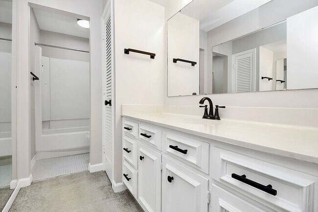 Building Photo - Spacious 2BR/2BA Condo in Prime South Charlotte Location!