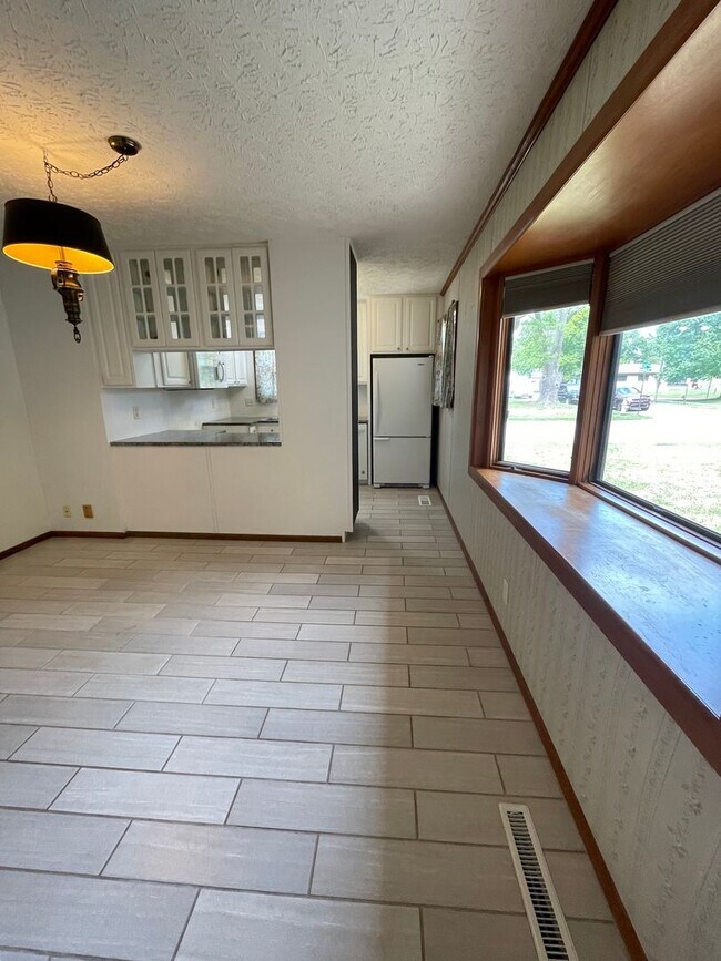 Building Photo - SINGLE FAMILY HOME - Fenced yard