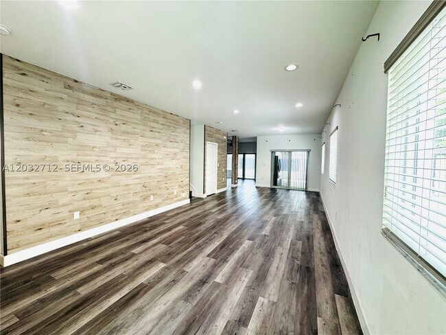 Building Photo - 363 NE 35th Ave