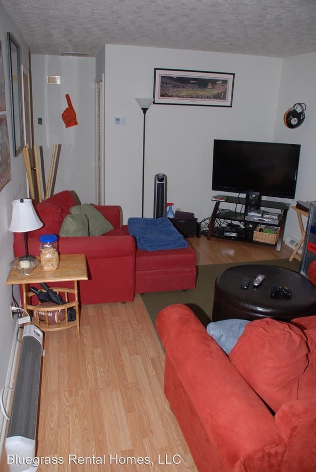 Building Photo - 2 br, 1 bath Apartment - 1348 Royalty Court