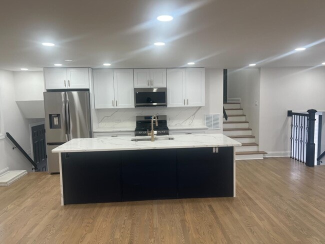 Building Photo - 8611 Lakewood Ave