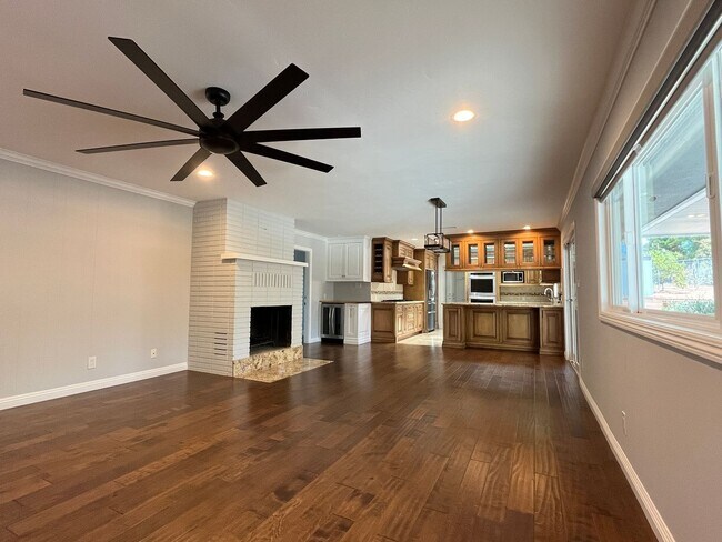 Building Photo - 2085 Warmlands Ave