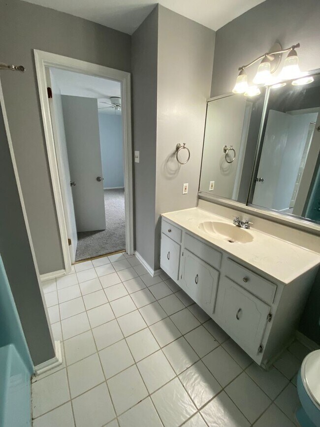 Building Photo - Nice 2 bedroom townhome with a view!