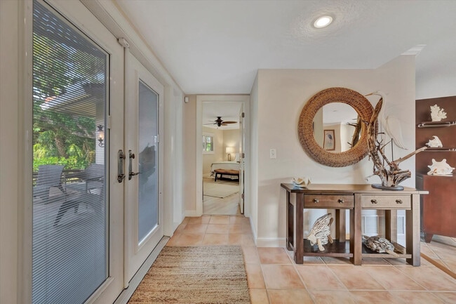 Building Photo - 1038 Contento St