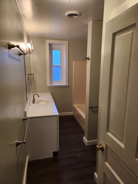 Full bathroom - 111 Verbeke St