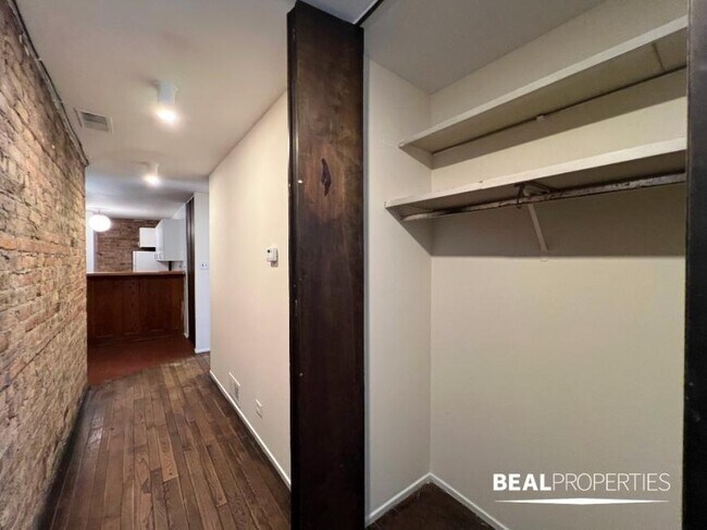 Building Photo - 2 bedroom in CHICAGO IL 60657