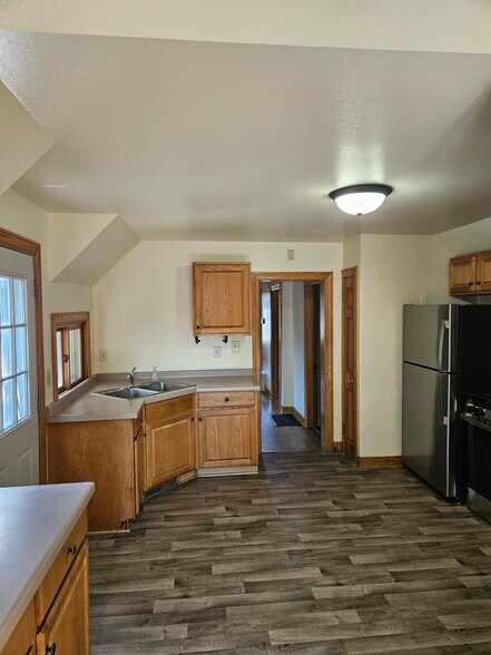 Kitchen - 421 N Greenfield Ave