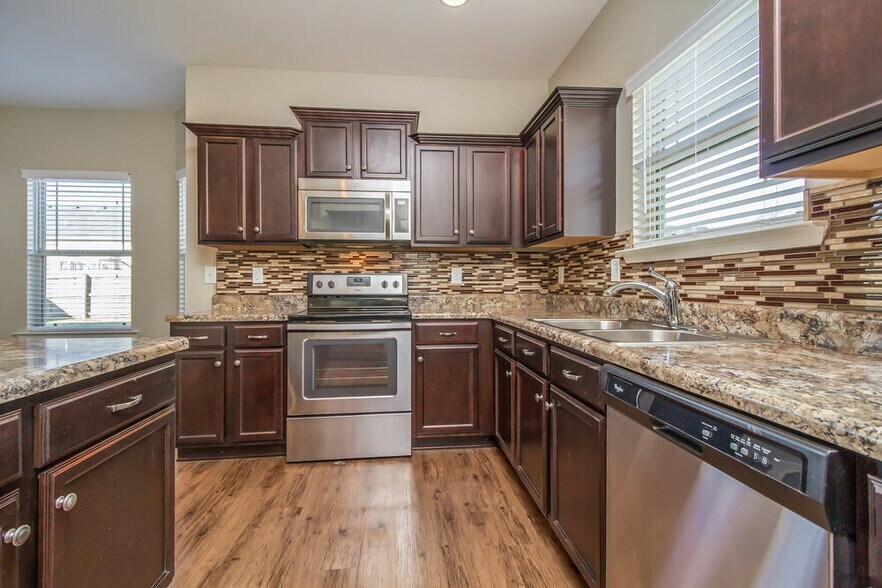 Building Photo - 8005 Lakota Ct