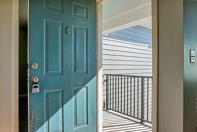 Building Photo - Renovated Condo located in heart of Mt Pleasant, near Ravenel Bridge and Waterfront Park