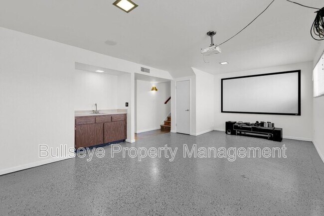 Building Photo - 1333 E Donner Dr