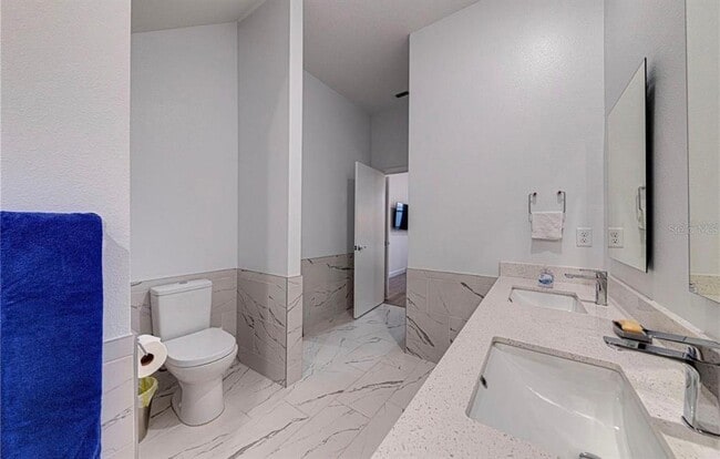 Building Photo - 400 Famagusta Dr