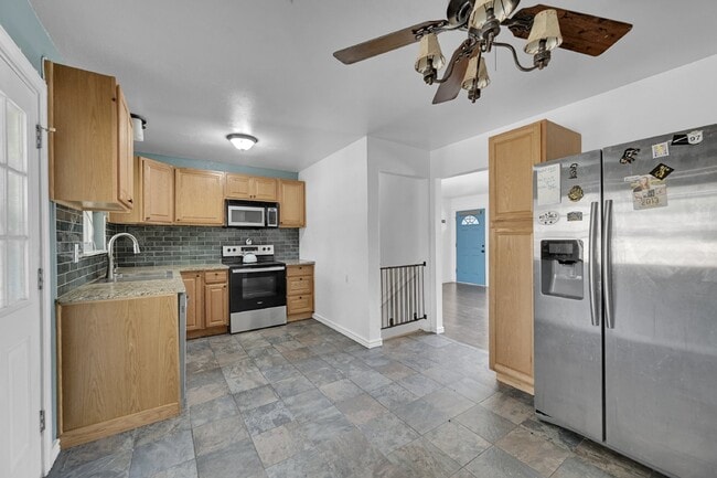 Building Photo - $2,095.95 with $300 off the first month's Rent - 4 Bedrooms, 2 Bathrooms, Single Family Home in C...