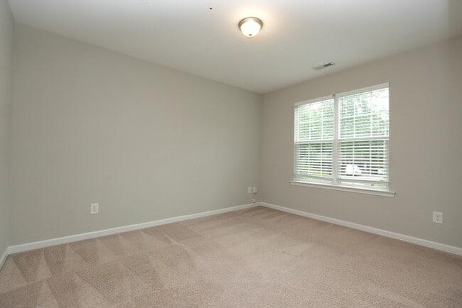 Building Photo - A charming house with 4 beds and 3.5 bath ...