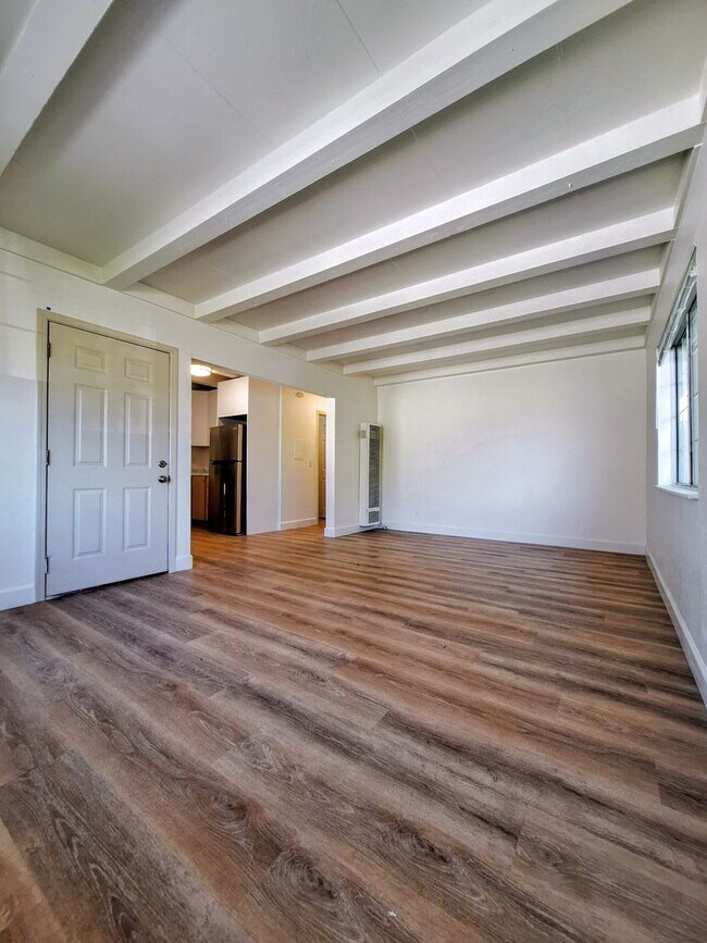 Building Photo - 1652 Crucero Dr