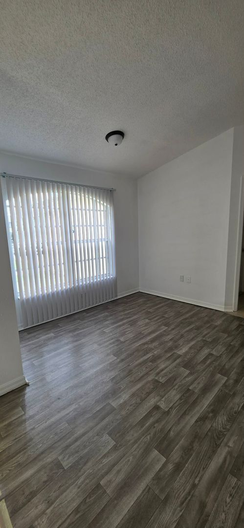 Building Photo - Spacious 3BR/2BA Home with Screened Patio and 2-Car Garage