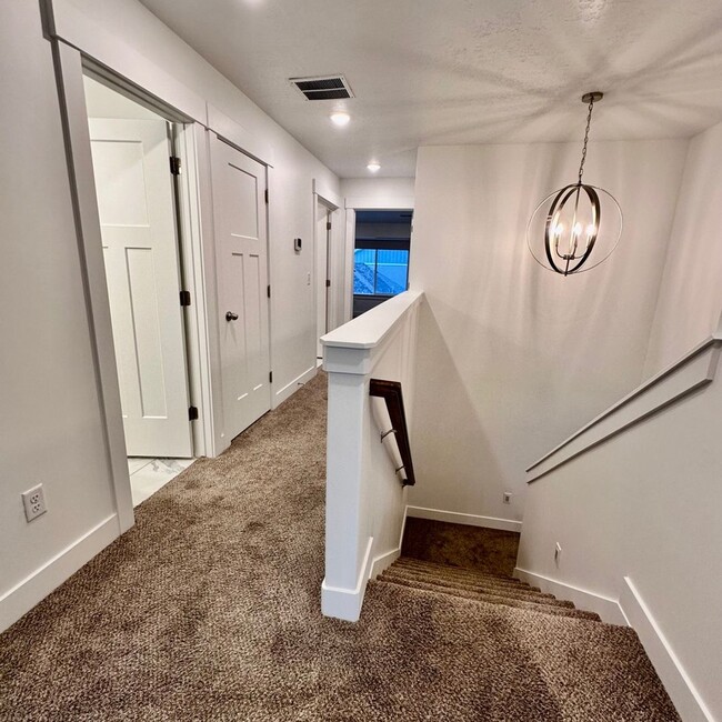 Building Photo - Beautiful townhome walking distance to eve...