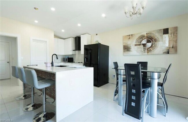 Building Photo - 261 Richmond Ave S