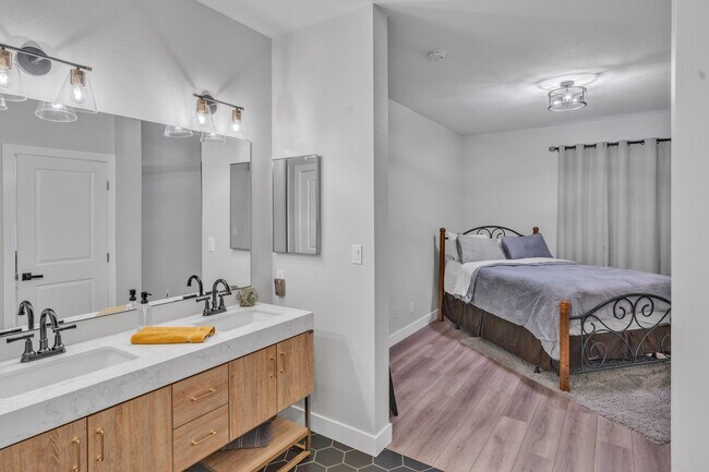 Building Photo - 433 E Tamarack Ave