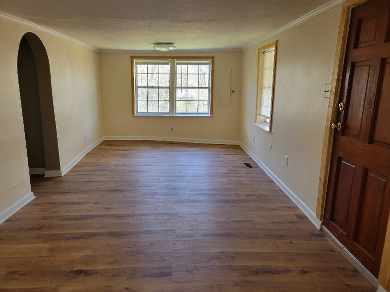 Building Photo - 895 W Schmitt Rd