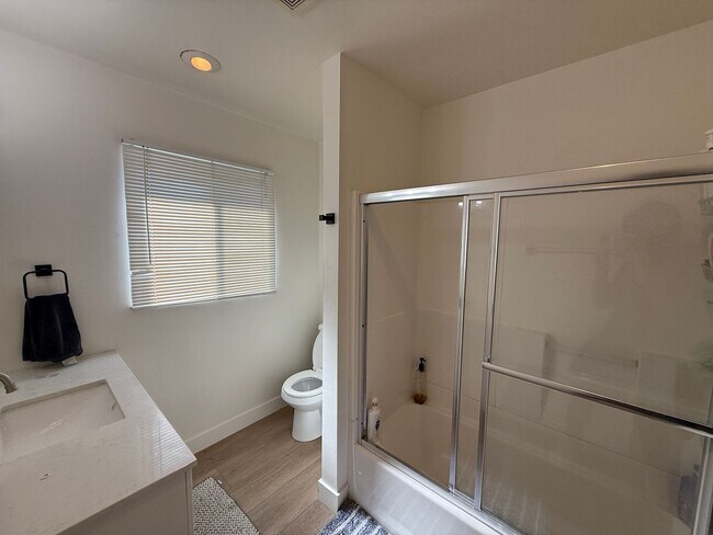 Building Photo - 5BD 3 BA with a Great Yard!