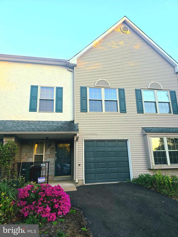 Building Photo - 725 Dell Ct