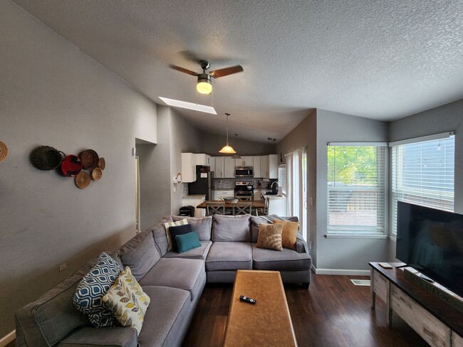 Building Photo - Stunning 3 Bed 1 Bath Unit With Deck!