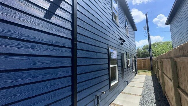 Building Photo - 3810 Hiford Dr