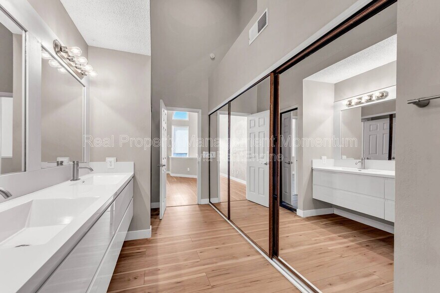 Building Photo - 930 E Primrose St