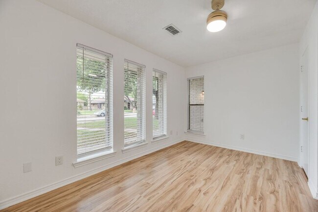 Building Photo - Spacious updated East Dallas home with open layout, flex suite, and easy access to White Rock Lake