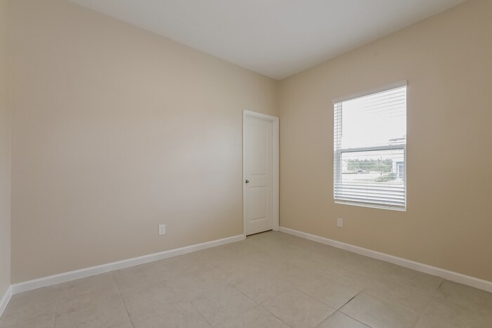 Building Photo - 2704 Island Walk Dr