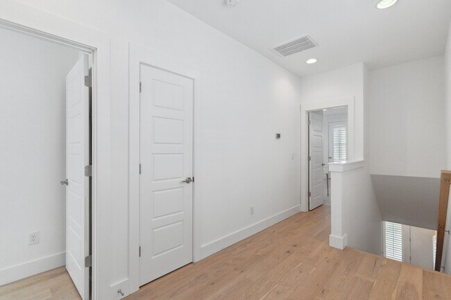 Building Photo - 1470 Mizzen Alley