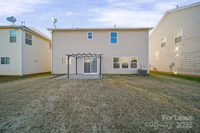 Building Photo - 6223 Woodland Commons Dr