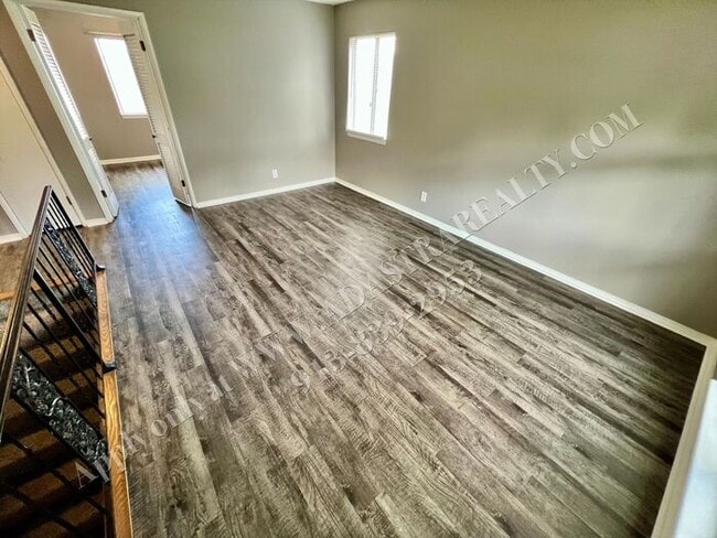Building Photo - Awesome 2 Bedroom Duplex in Overland Park-...