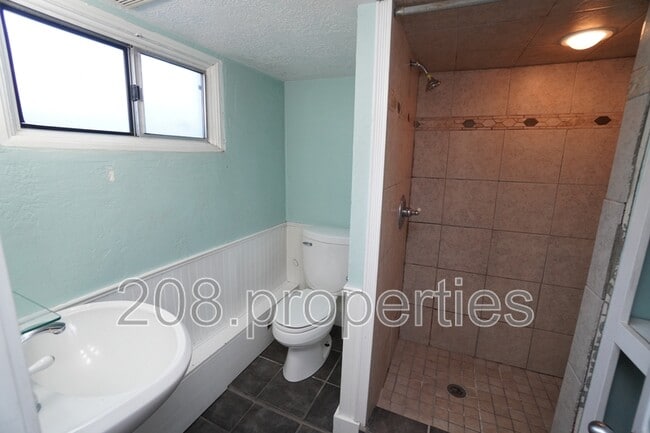 Building Photo - 1200 S Vermont Ave