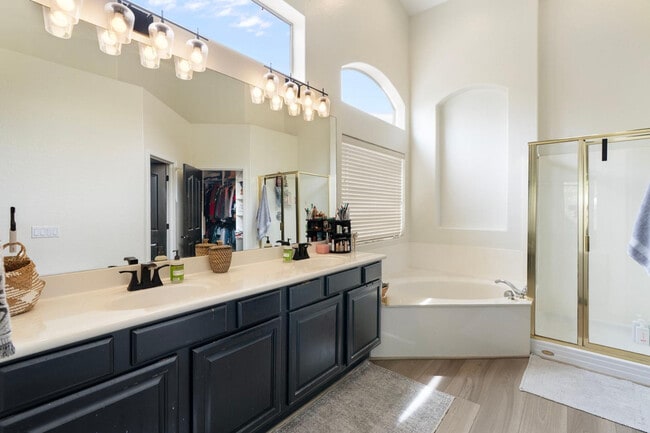 Building Photo - 5404 E Lonesome Trail