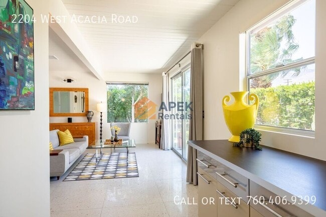 Building Photo - 2204 W Acacia Rd