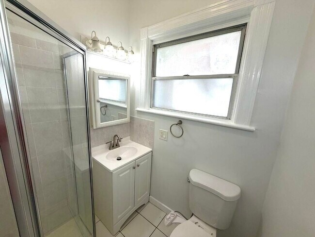 Building Photo - 927 18th St