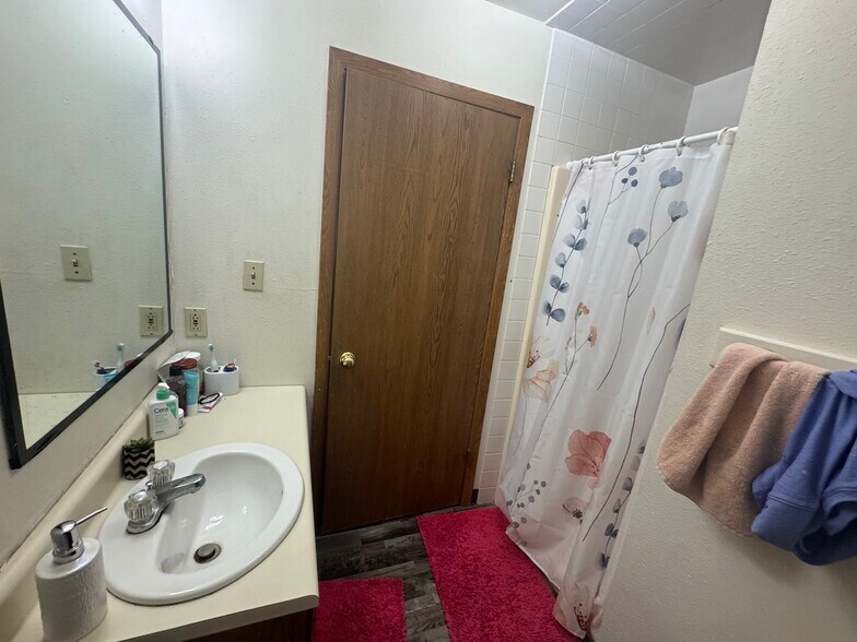 Building Photo - 1009 W 22nd St