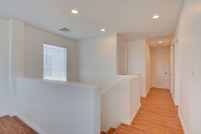 Building Photo - Fabulous 3 bed/2.5 bath two-story home in ...