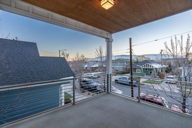 Building Photo - Contemporary Dual Level MidTown Bungalow with Balcony & Garage!