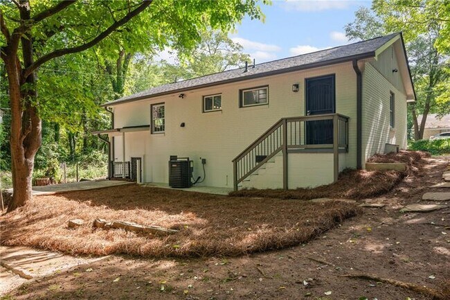 Building Photo - 2889 Macon Dr SE