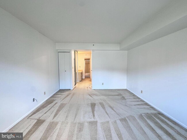 Building Photo - 1600 N Oak St