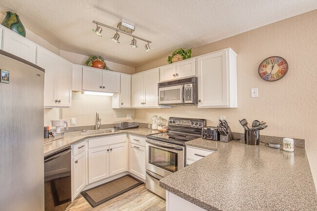 Building Photo - 6655 N Canyon Crest Dr