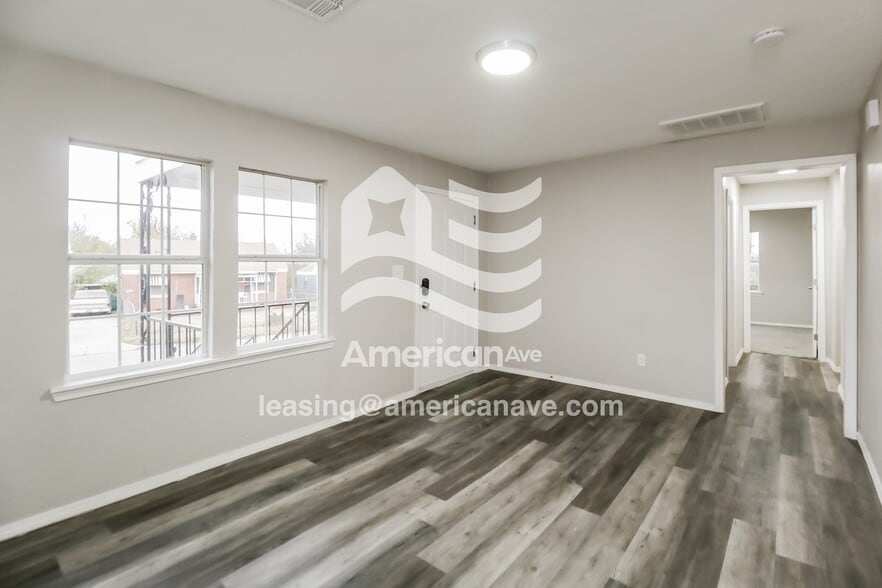 Building Photo - 2017 Miramar Blvd