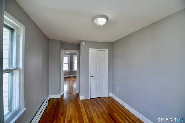 Building Photo - 203 Main St